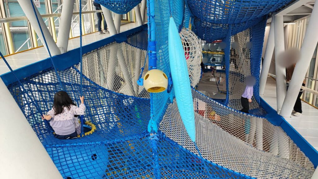 海峡こども広場のネット遊具