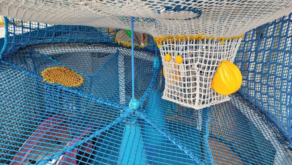 海峡こども広場のネット遊具