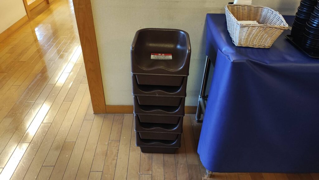 照葉スパリゾート門司店の朝食会場に置いてあるベビーチェア