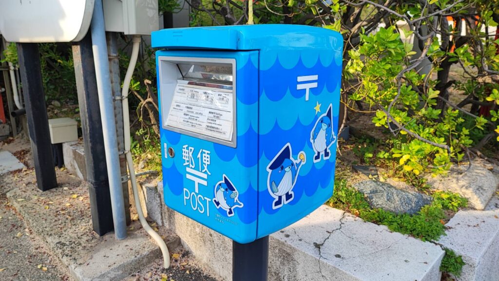 赤間神宮の入り口にある青い郵便ポスト