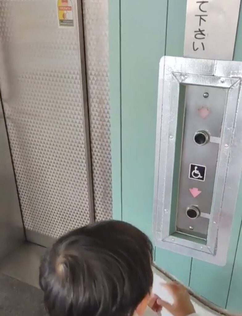 関門トンネルに向かうエレベーター