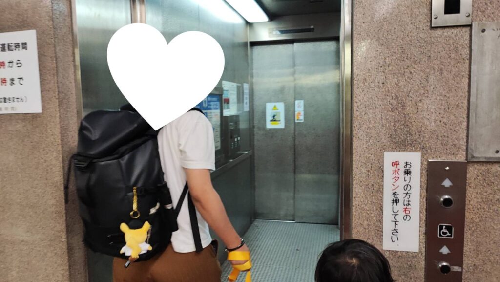関門トンネルに向かうエレベーターの中