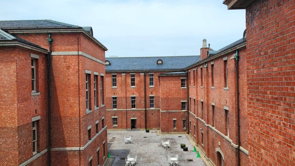 文翔館の中から中庭を見下ろす