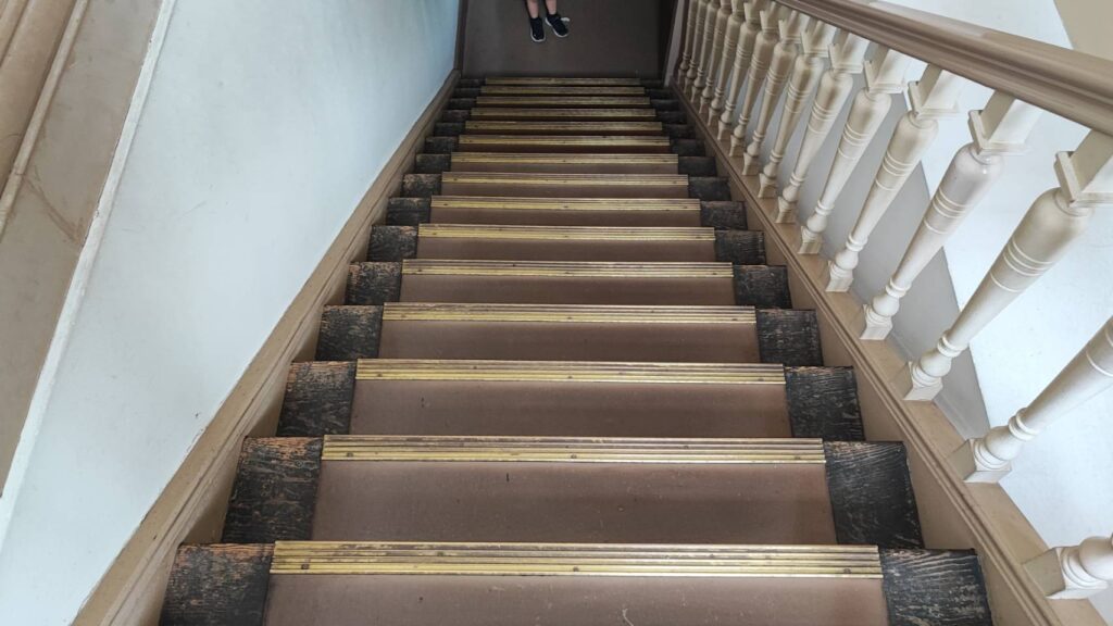 文翔館の中庭へ行く階段