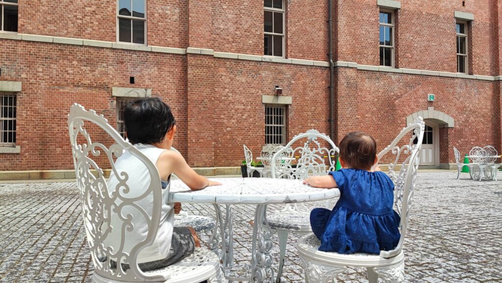 文翔館の中庭の椅子に座っている様子