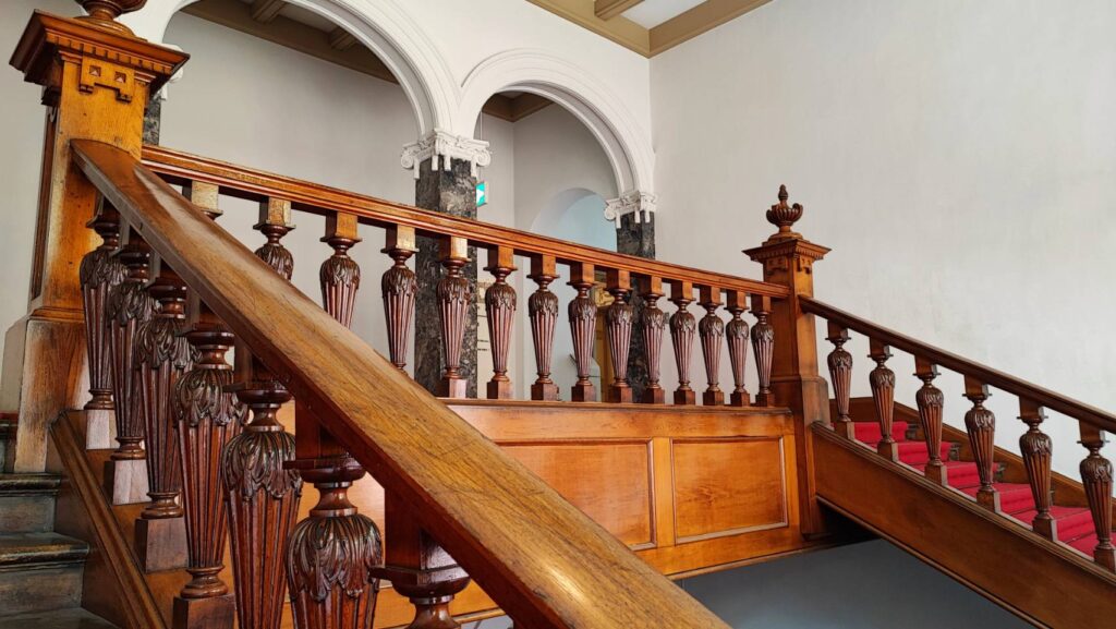 文翔館の中央階段の手すり