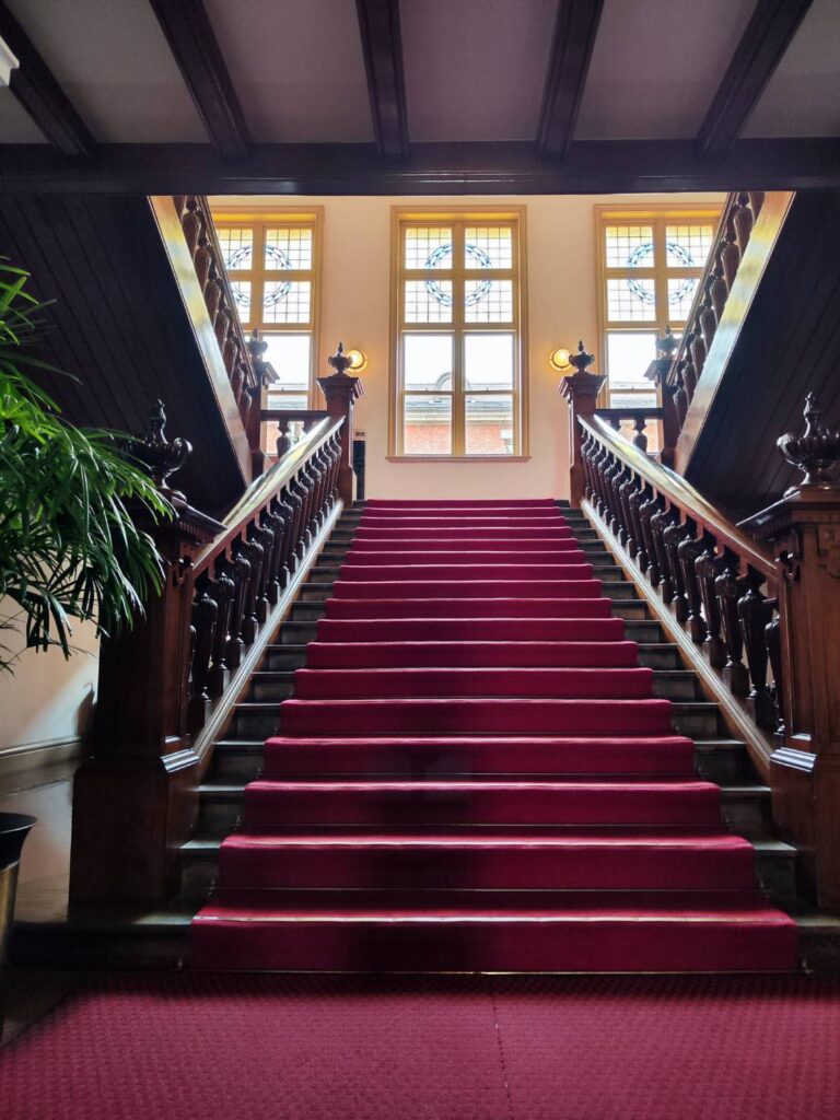 文翔館の中央階段