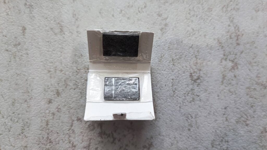 手作りのすごろくコマに磁石を貼った様子