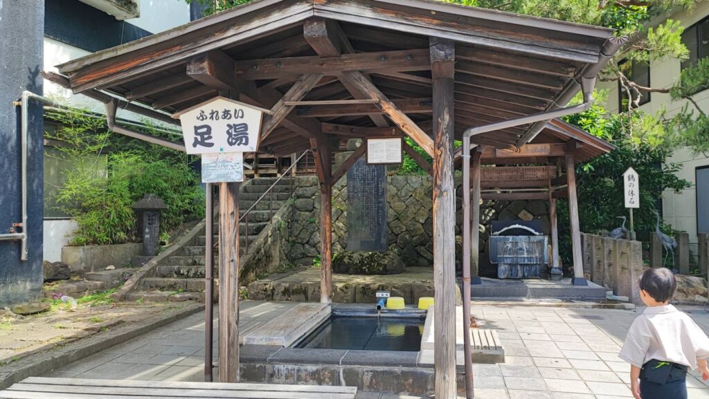 ホテル山内の前の足湯