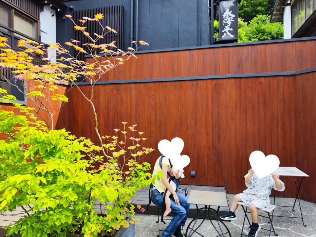 旅館 長澤平八の横にあるベンチ