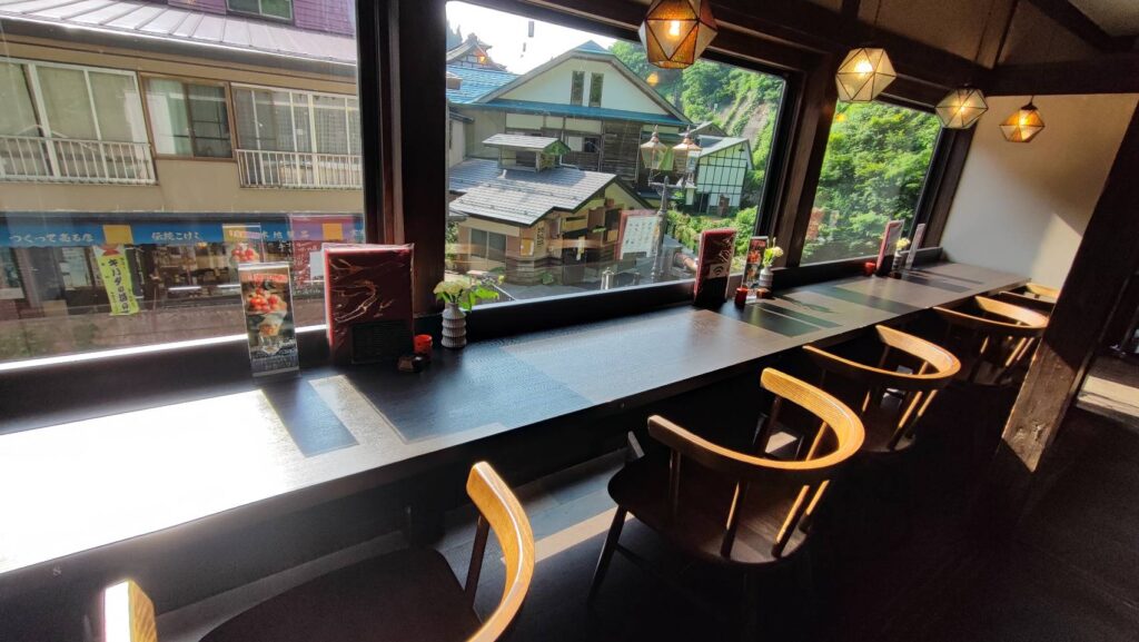 湯けむり食堂しろがねの内観