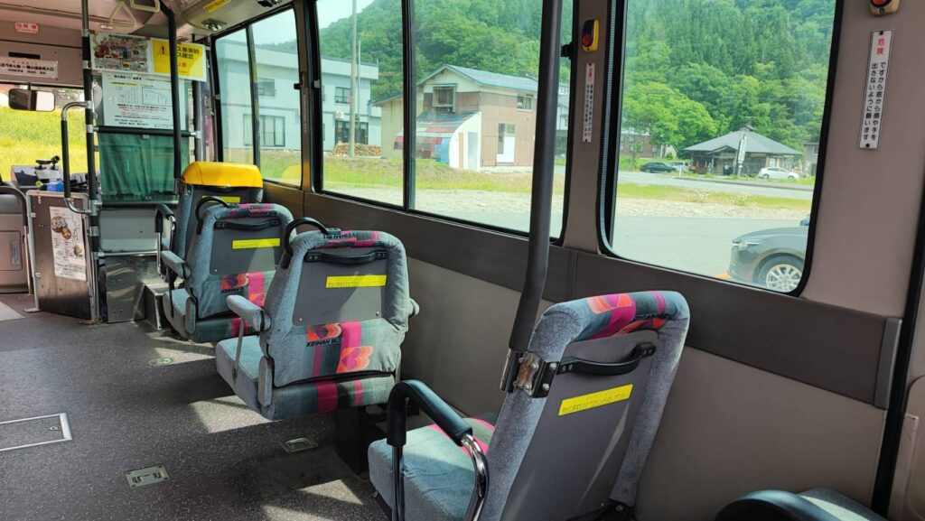 銀山温泉のシャトルバスの中