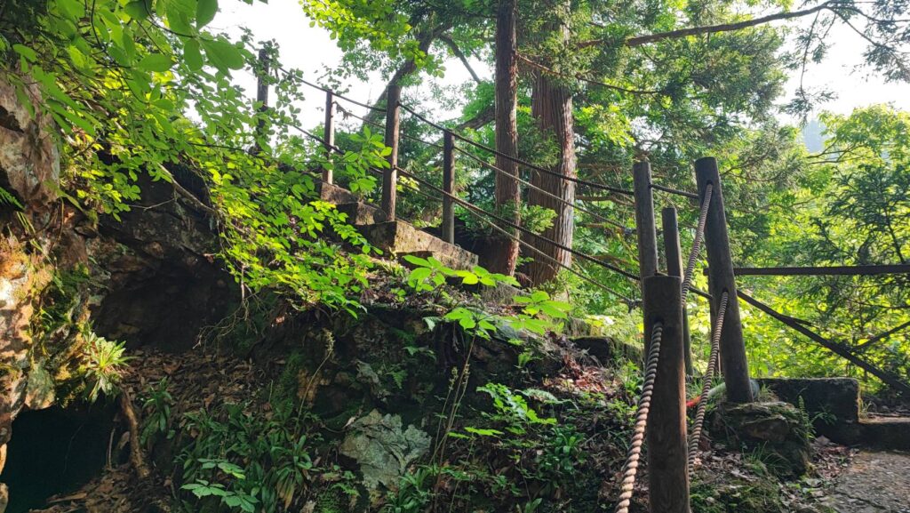 銀鉱洞の出口から見た景色