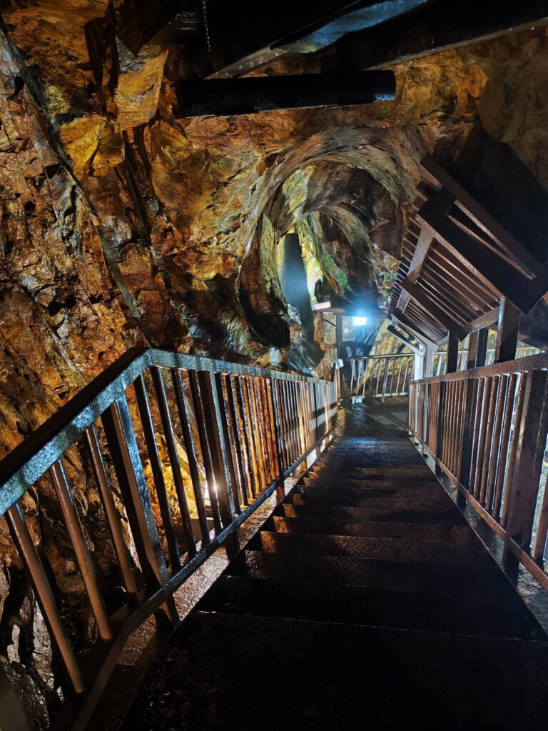 銀鉱洞の中