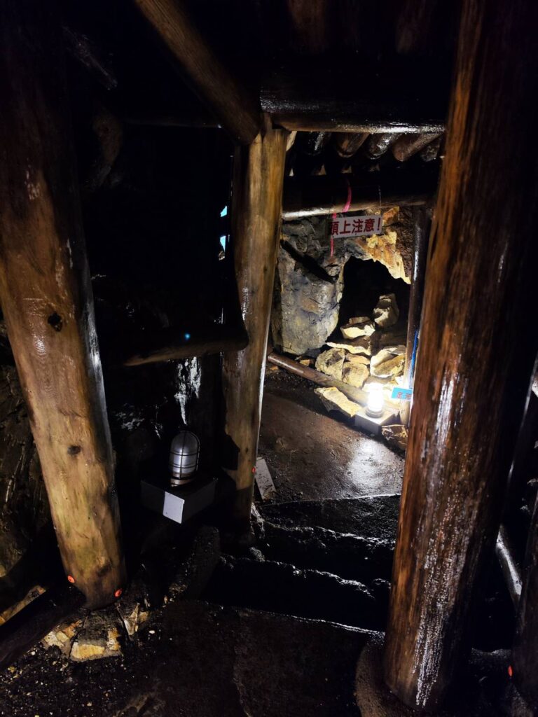 銀鉱洞の中