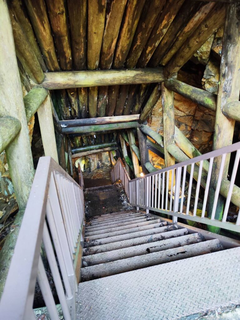 銀鉱洞の中の階段