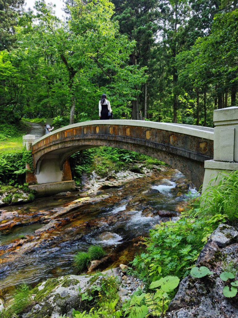 銀鉱洞への道にある橋