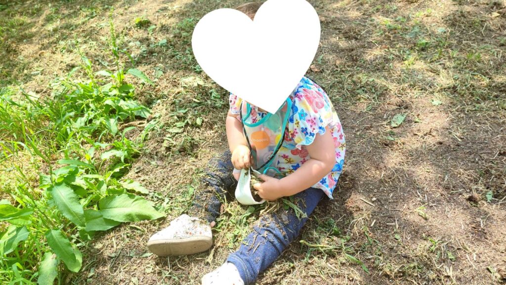 斎藤観光果樹園の砂で遊ぶ娘