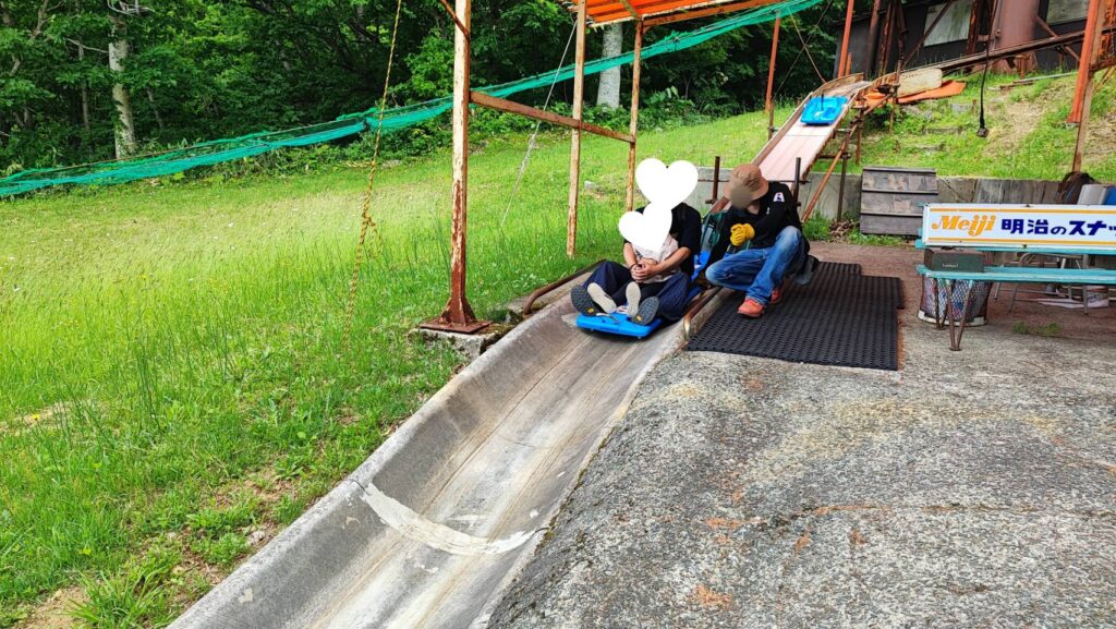 上の台ゲレンデのスーパースライダーの説明を受けている様子