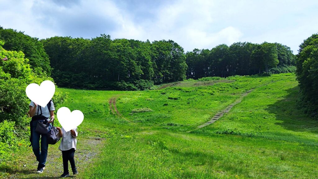 蔵王中央ロープウェイの鳥兜駅からドッコ沼へ歩く道