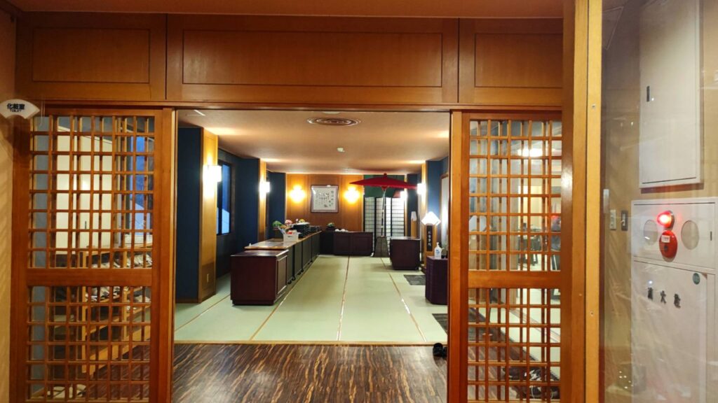 名湯舎 創の食事会場