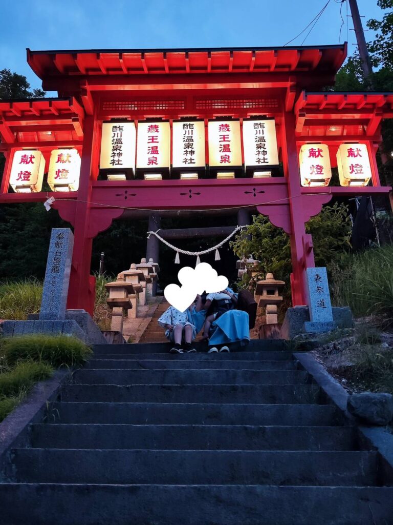 酢川温泉神社の夜のライトアップ