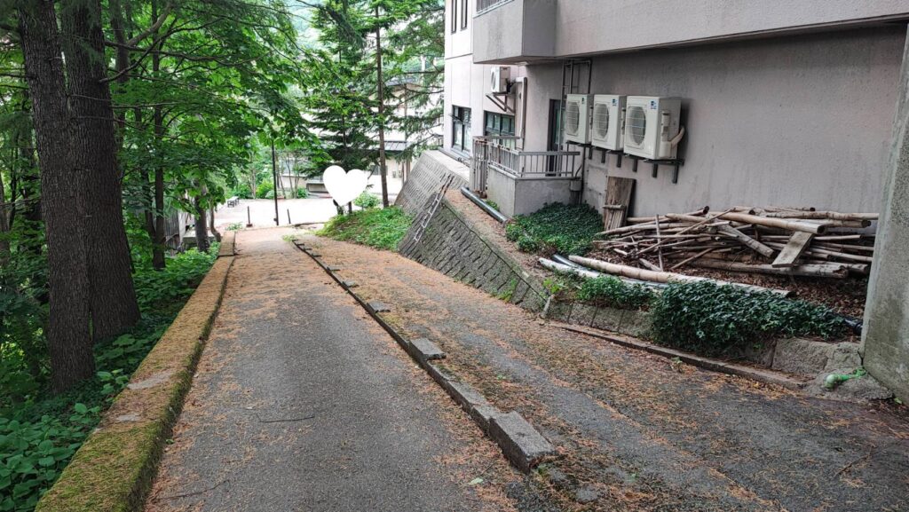 名湯舎 創の横にある小道
