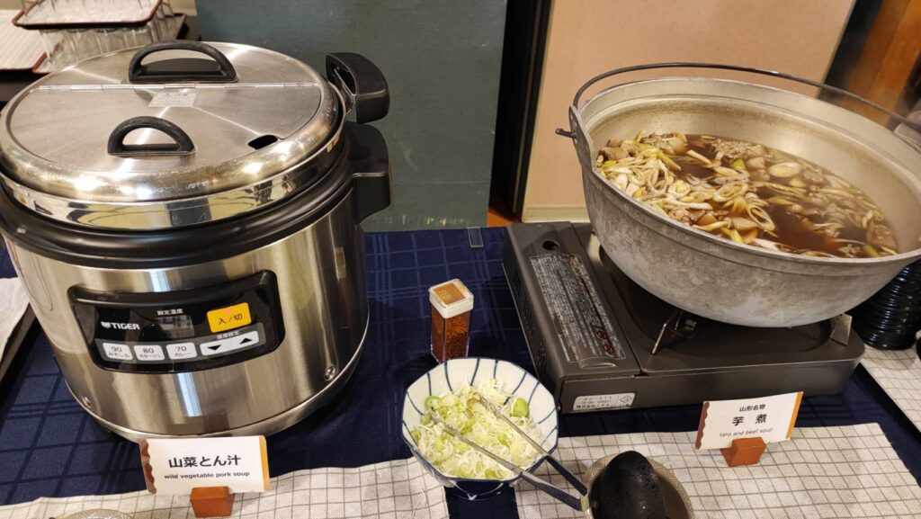 名湯舎 創の夕食の豚汁と芋煮