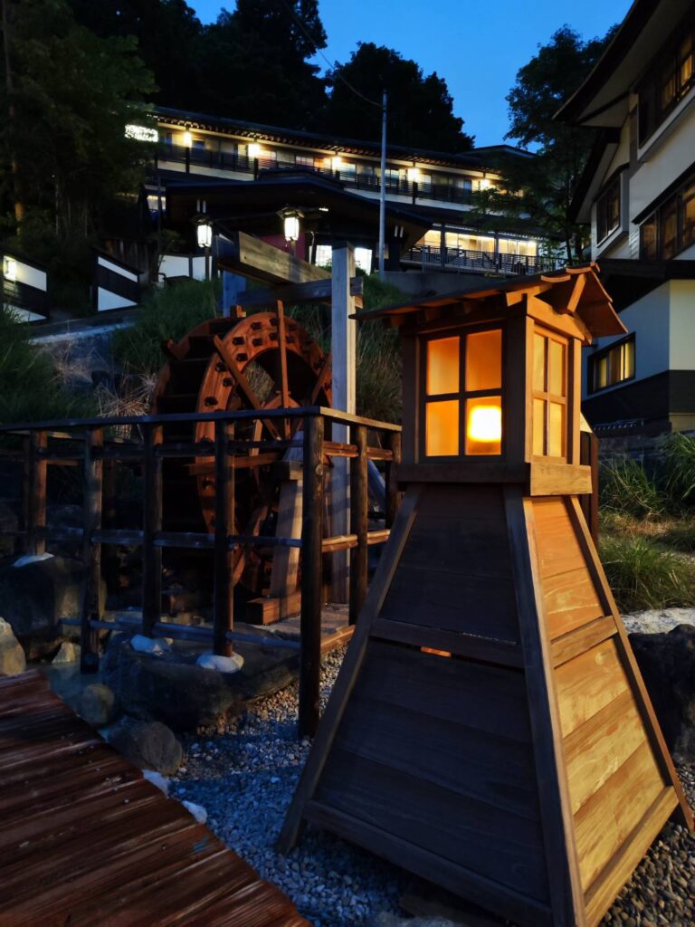 酢川温泉神社の夜のライトアップ