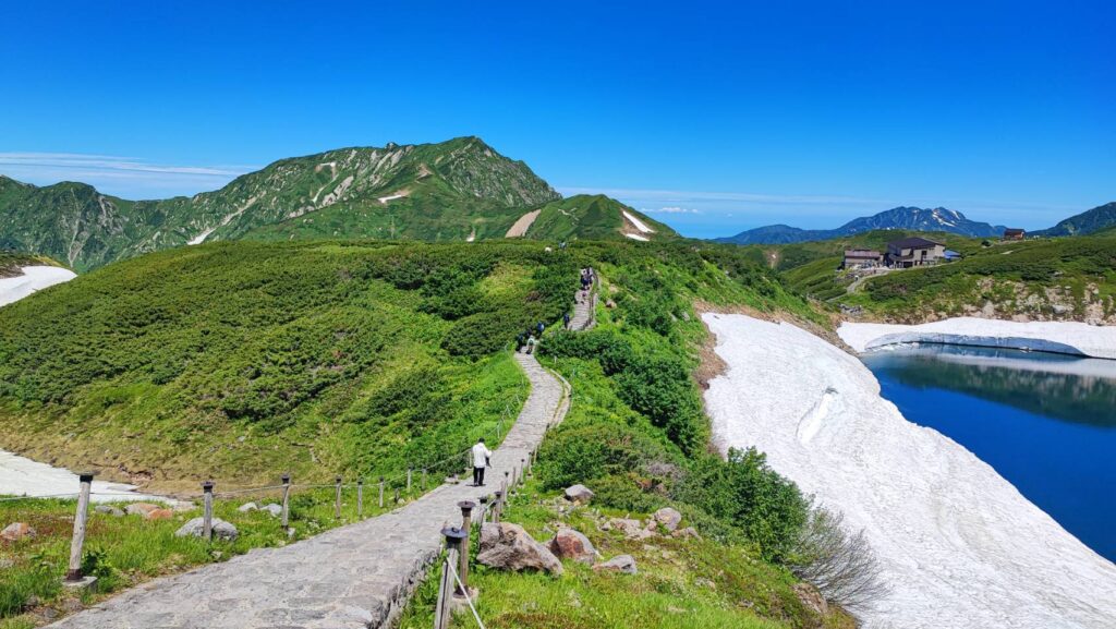 みくりが池の正面に向かう道