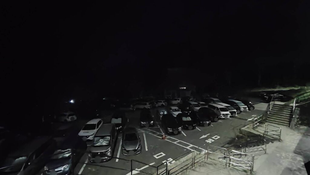 扇沢駐車場の深夜の混雑状況