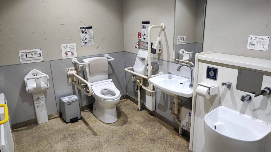 扇沢駐車場の多目的トイレの中