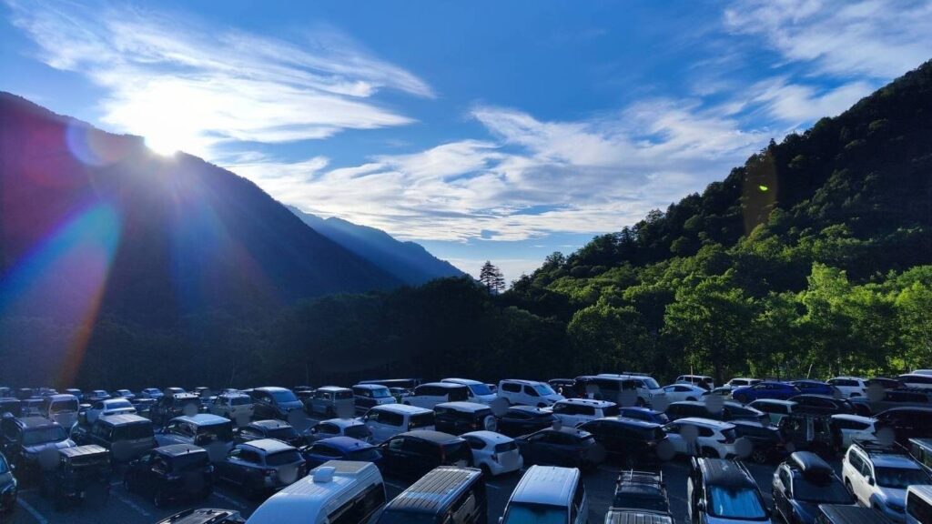 朝の扇沢駐車場