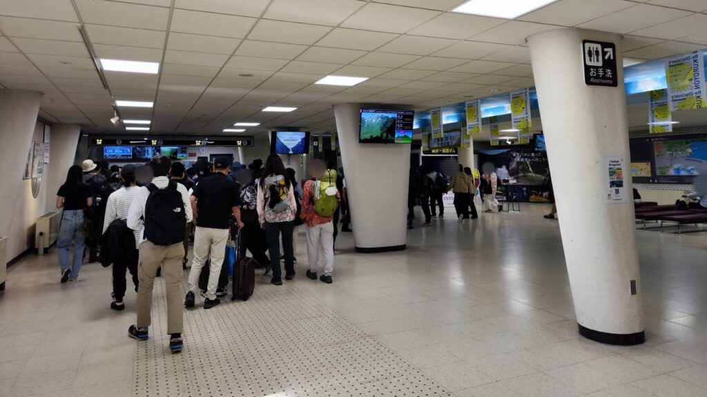 関電トンネル電気バス乗り場へ向かう