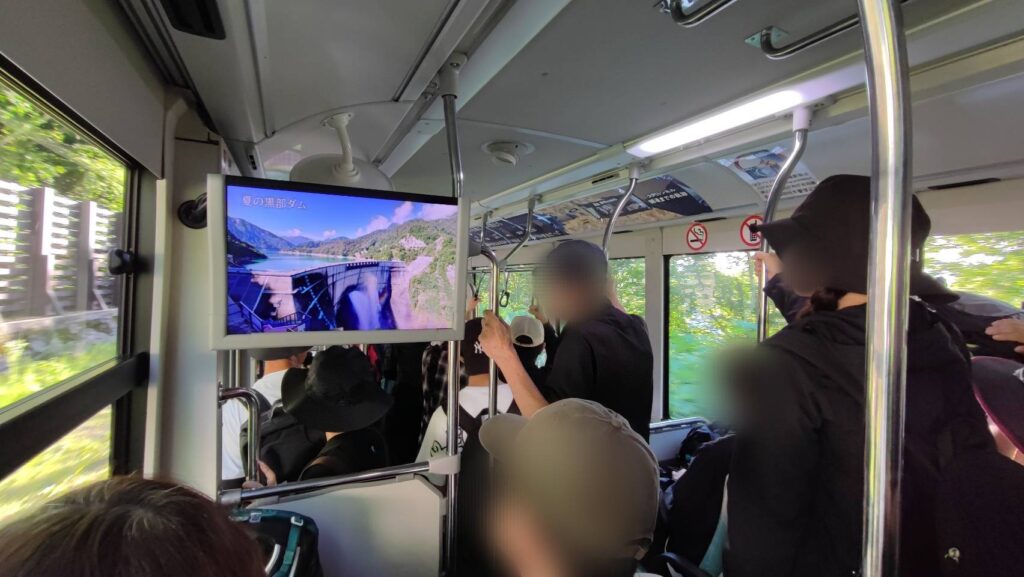 関電トンネル電気バスの車内