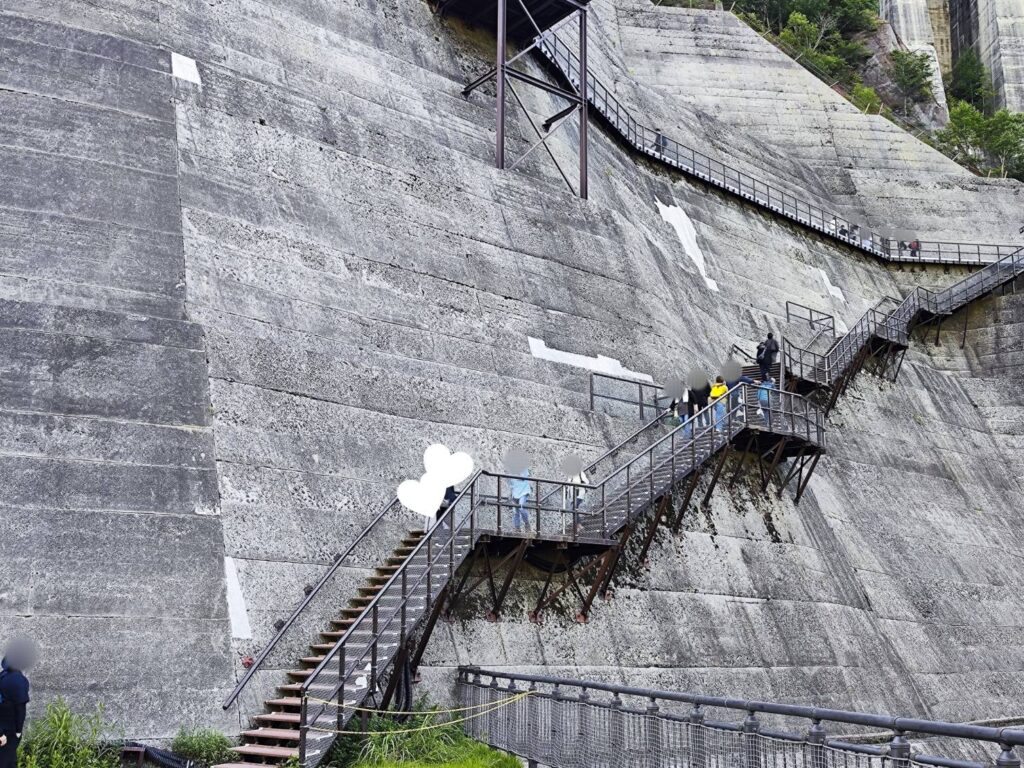 黒部ダムの外階段