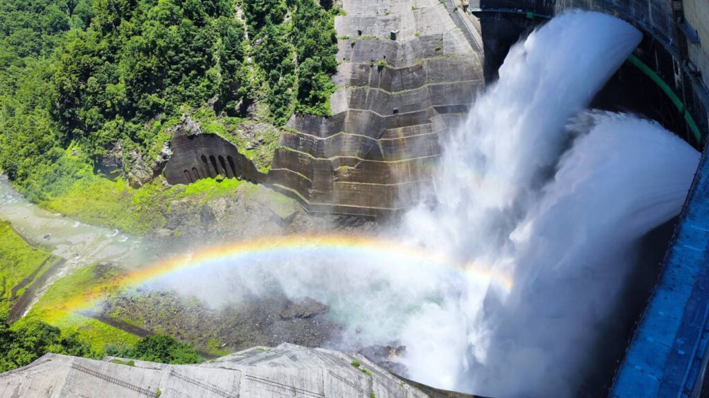 黒部ダムの観光放水に架かる虹