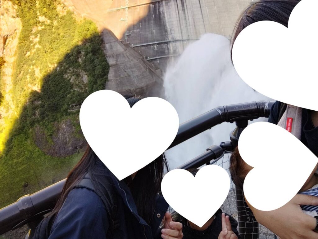 黒部ダムの放水観覧ステージ