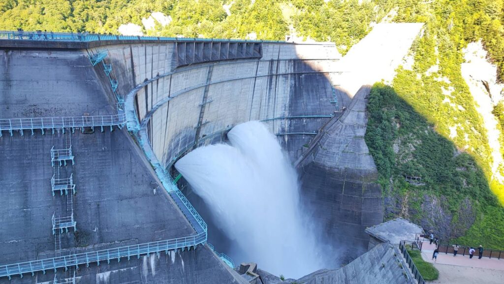 黒部ダムの観光放水