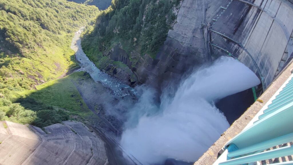 上から見た黒部ダムの観光放水