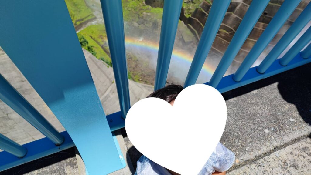 上から見た黒部ダムの観光放水にかかる虹