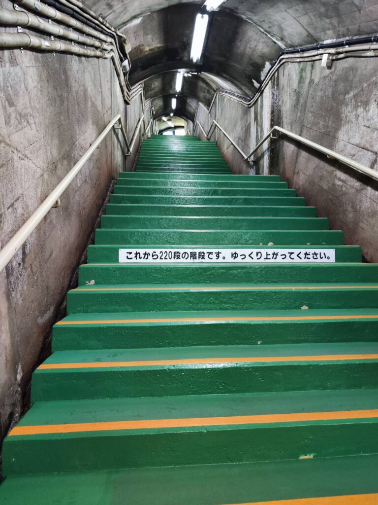 黒部ダム駅から黒部ダムへ向かう階段