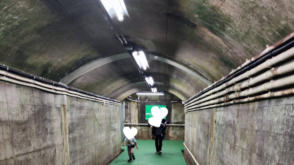 黒部ダム駅からダム展望台へ向かう道