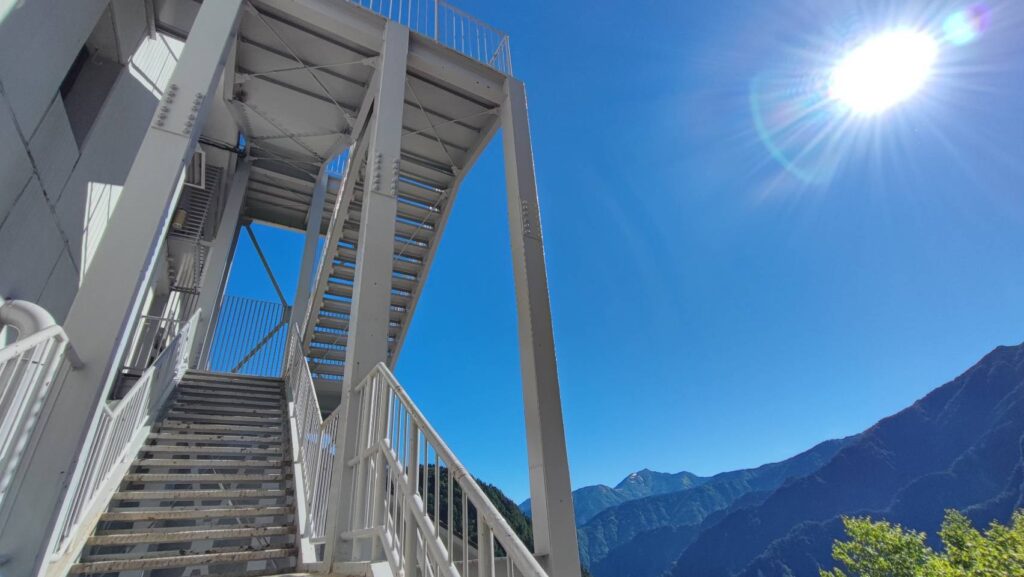 黒部平パノラマテラスに向かう階段