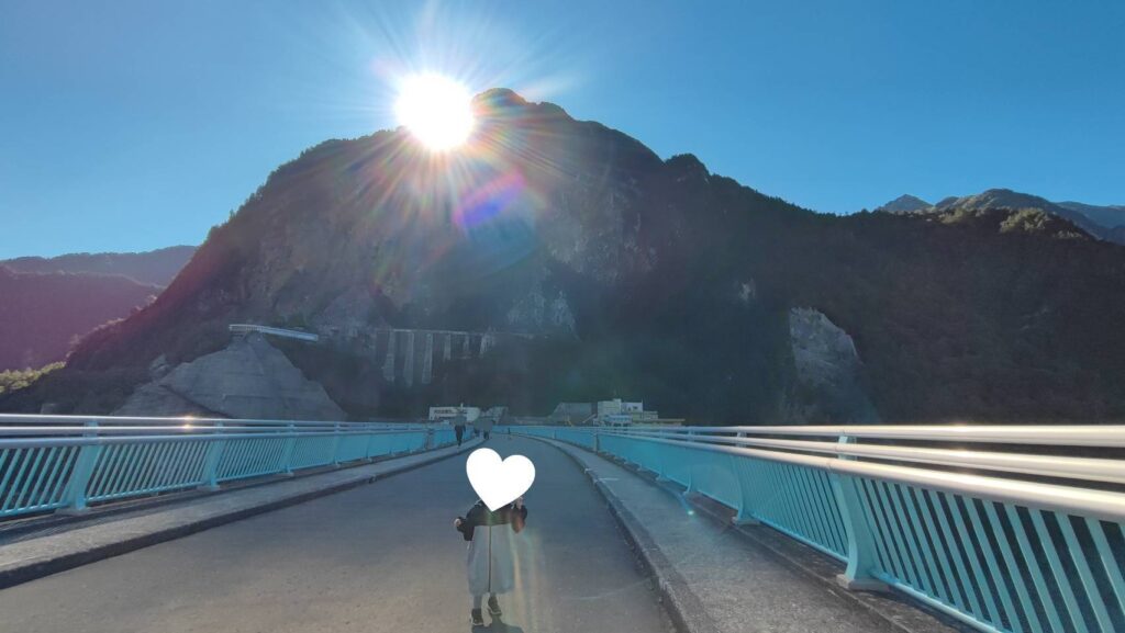 黒部ダムのえん堤の上