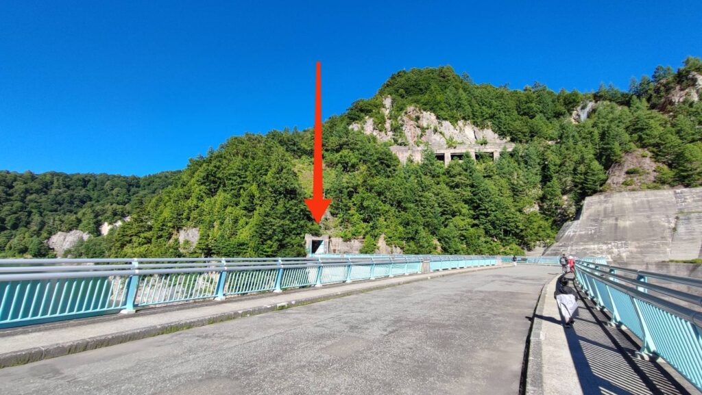 黒部ダムのえん堤の上から見るケーブルカー乗り場の入り口