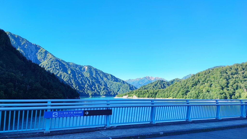 黒部ダムのえん堤の上から見る黒部湖