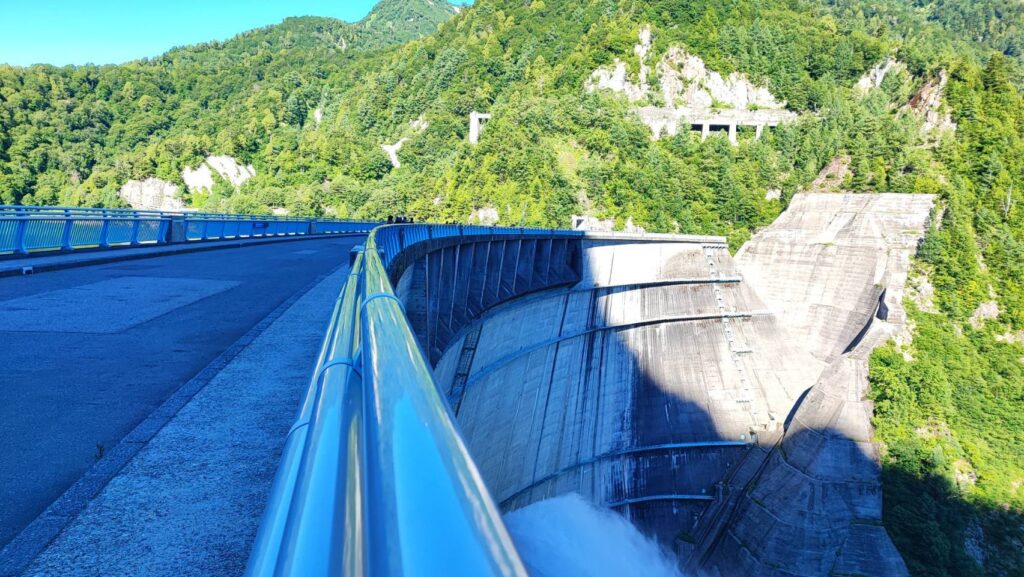 黒部ダムのえん堤の上から見る観光放水