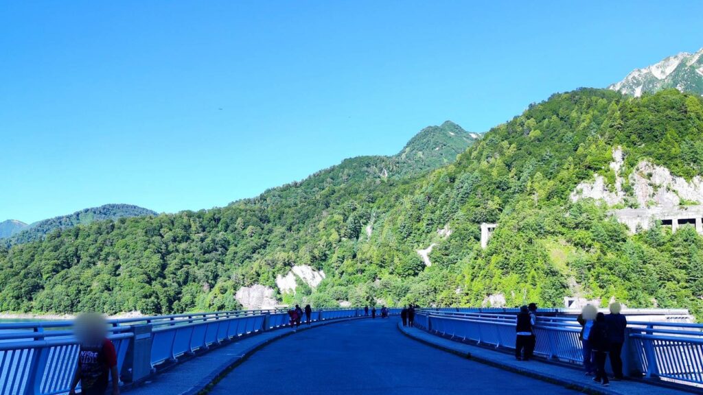 黒部ダムのえん堤の上